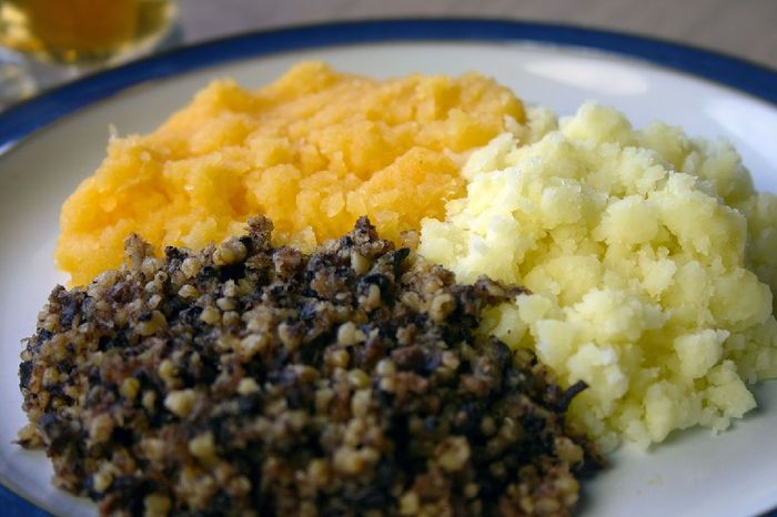 Scotland có gì đặc biệt - Neeps và Tatties thường được phục vụ kèm với món Haggis