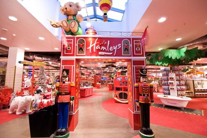 Đi Anh nên mua gì - Cửa hàng đồ chơi Hamleys nổi tiếng bậc nhất.