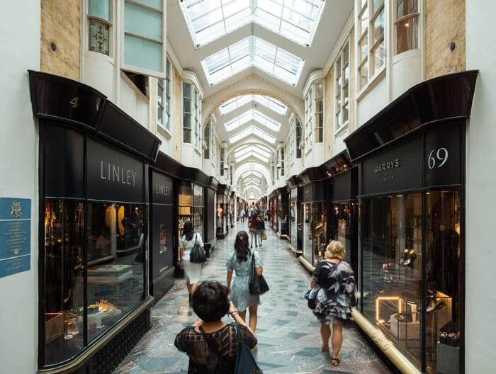 Đi Anh nên mua gì - Khu phố bán đồ thời trang tấp nập trên các con phố tại Anh