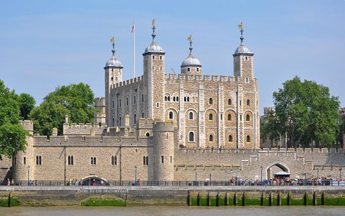 Địa điểm du lịch Anh - Tòa tháp London với kiến trúc pháo đài cổ kính