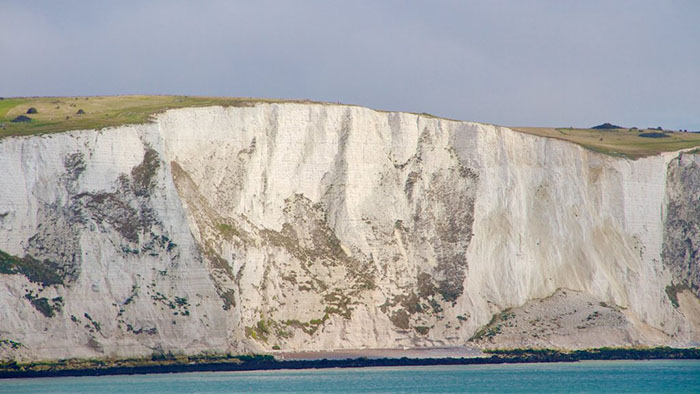 Địa điểm du lịch Anh - Vách đá phủ màu trắng xóa của hóa thạch tảo đơn bào