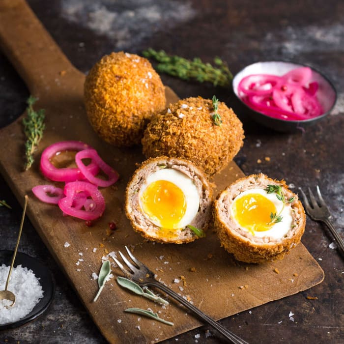 Văn hóa ẩm thực của Anh - Món trứng kiểu Scotch được trang trí đẹp mắt