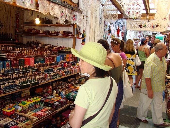 Kinh nghiệm mua sắm khi du lịch châu Âu - Du khách mua hàng tại một chợ nhỏ
