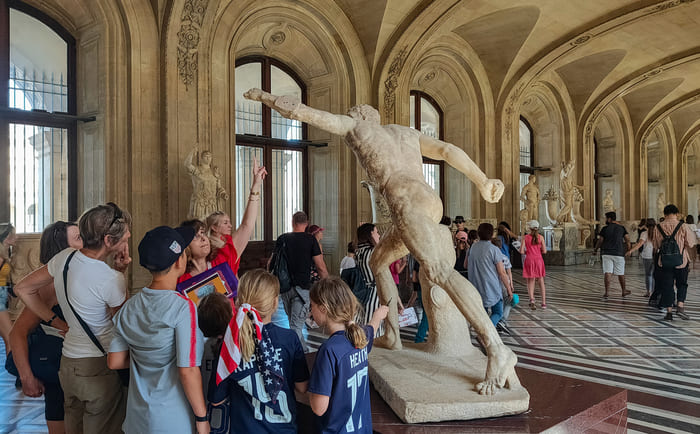 Đi châu Âu nên đi tour hay tự túc - Tham quan bảo tàng theo tour du lịch