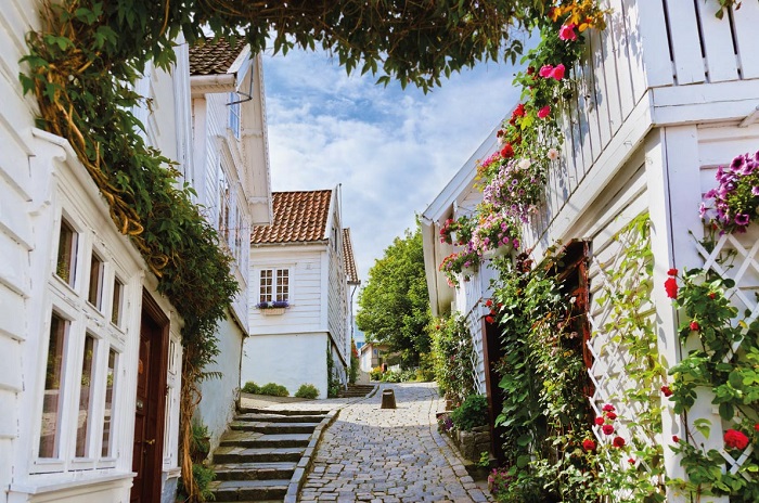 Du lịch châu Âu mùa xuân với những căn nhà nhỏ xinh nở đầy hoa rực rỡ