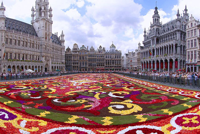 Du lịch Châu Âu tháng 4 - Quảng trường Grand Place nổi tiếng về độ rộng lớn ở Brussels, Bỉ