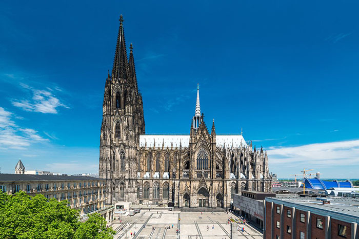 Du lịch Châu Âu tháng 4 - Nhà thờ Dom với lối kiến trúc Baroque đặc trưng
