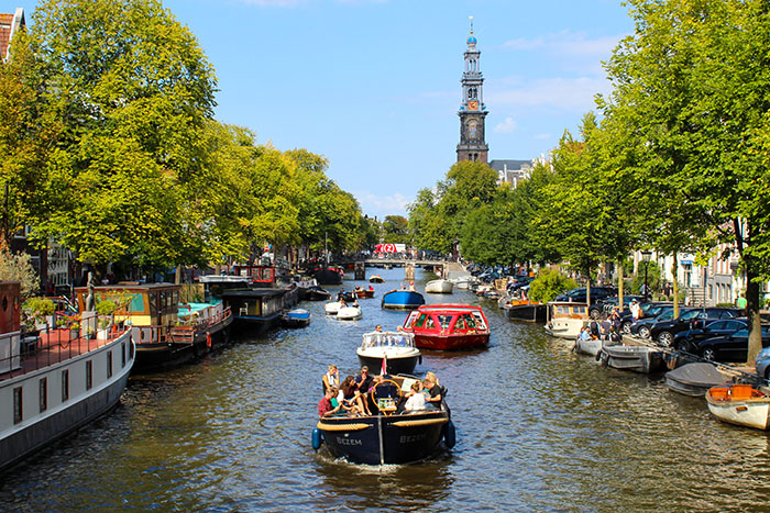Du lịch Châu Âu tháng 4 - Du khách ngồi thuyền du ngoạn trên các con kênh trong thành phố
