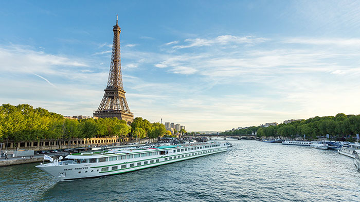Du lịch Châu Âu tháng 4 - Du thuyền lớn chở du khách dọc sông Seine, ngắm tháp Eiffel từ xa