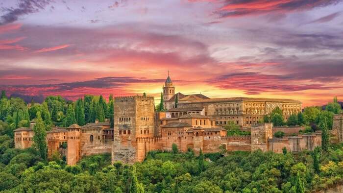 Du lịch châu Âu tháng 6 - Hình ảnh toàn cảnh tại thành phố Granada trong ánh hoàng hôm tím