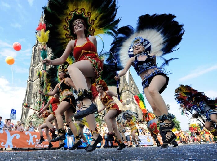 Du lịch châu Âu tháng 6 - Lễ hội Karneval der Kulturen rực rỡ sắc màu.