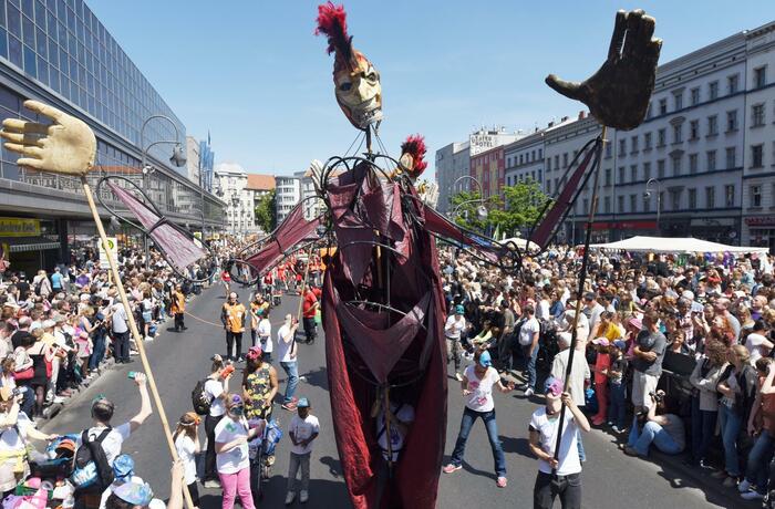 Du lịch châu Âu tháng 6 - Buổi diễu hành trên đường phố Berlin, Đức