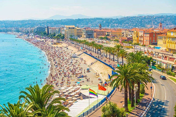 Du lịch Châu Âu tháng 7 - Bãi biển dài tại Nice, Pháp.