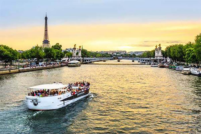 Du lịch Châu Âu tháng 7 - Đi thuyền trên sông ngắm tháp Eiffel