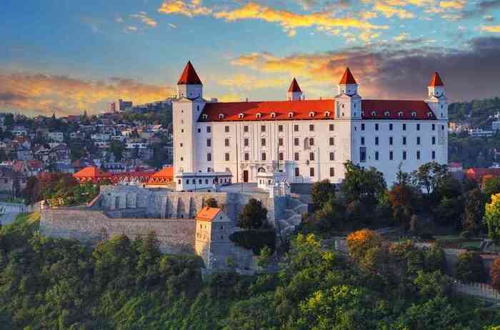 Du lịch Đông Âu mùa nào đẹp nhất - Bratislava trong tiết trời thu
