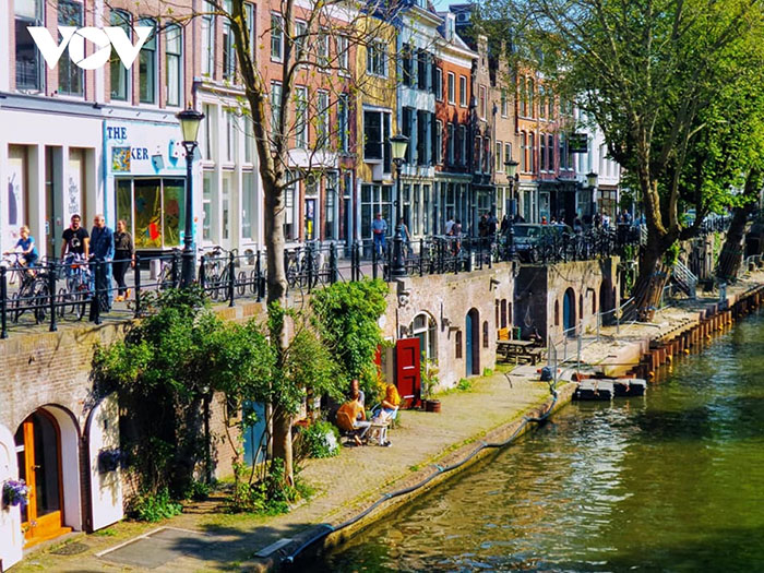 Du lịch Tây Âu - Một góc phố tại thành phố cổ Utrecht của Hà Lan