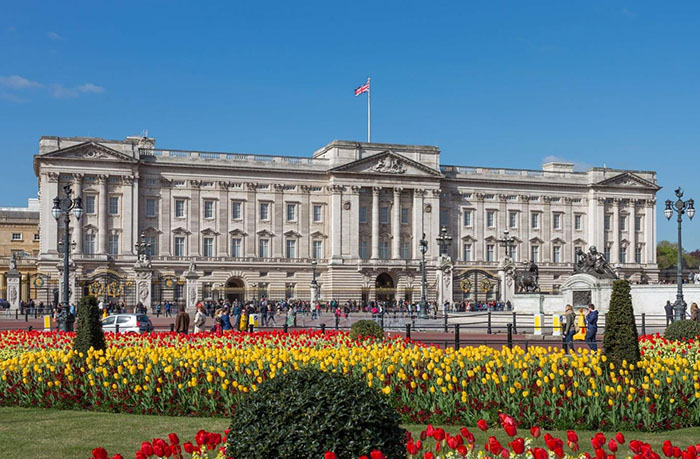 Du lịch Tây Âu - Rất đông du khách đứng bên ngoài Cung điện hoàng gia Anh Buckingham