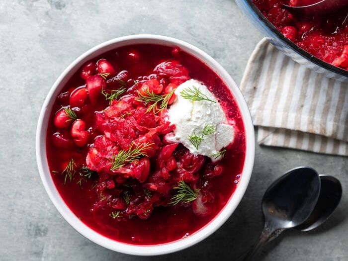 món ngon Châu Âu - Bosch súp với màu đỏ hồng đặc trưng của củ cải đường