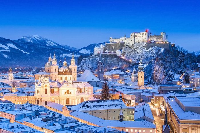 Du lịch Châu Âu tháng 12 - Tuyết rơi tại Áo.