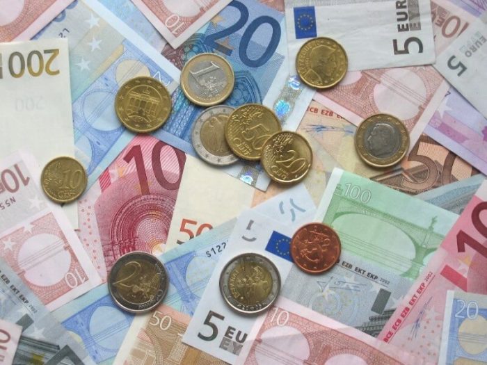 đổi tiền trước khi đi du lịch Châu Âu tiết kiệm