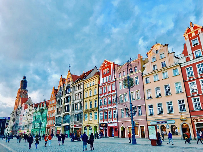 Du lịch Đông Âu tự túc - Những tòa nhà đầy màu sắc giống như ở Vince vậy