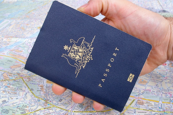 Giấy tờ tùy thân là vật dụng quan trọng không thể thiếu khi đi du lịch - kinh nghiệm chuẩn bị đồ đi du lịch châu Âu