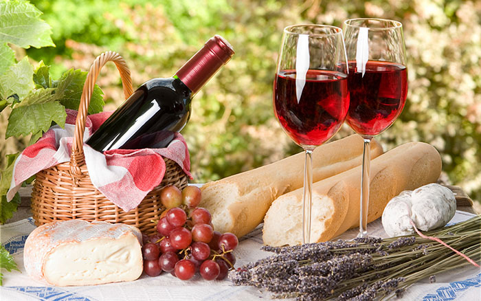 Phong cách ẩm thực Châu Âu - Ẩm thực Pháp nổi tiếng với rượu vàng và bánh mì baguette
