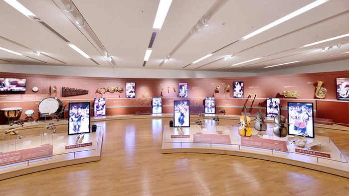 Đài Nam có gì chơi - Bên trong trưng bày các tác phẩm nghệ thuật và nhạc cụ.