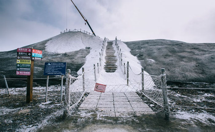 Đài Nam có gì chơi - Có bậc thang dẫn lên đỉnh núi muối, nhìn giống như đi lên núi tuyết vậy