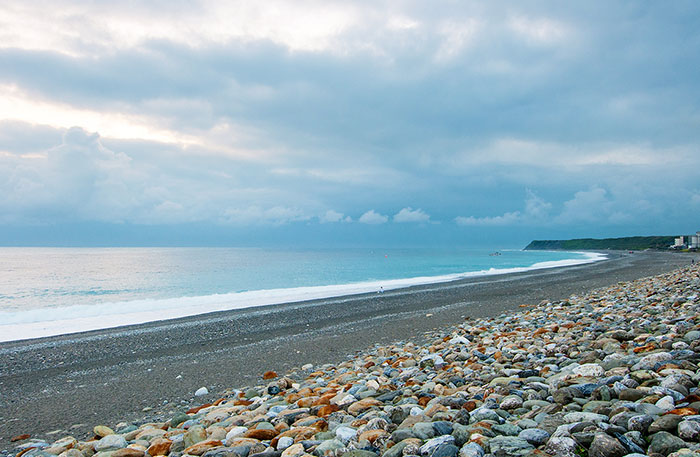 Địa điểm du lịch Hoa Liên - Bãi biển Qixingtan trải dài với bờ cát và bãi đá cùng sóng biển dập dìu