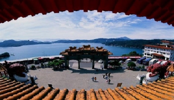 Nhật Nguyệt Đàm - Khung cảnh nhìn từ Văn Võ Miếu ra Hồ Nhật Nguyệt.