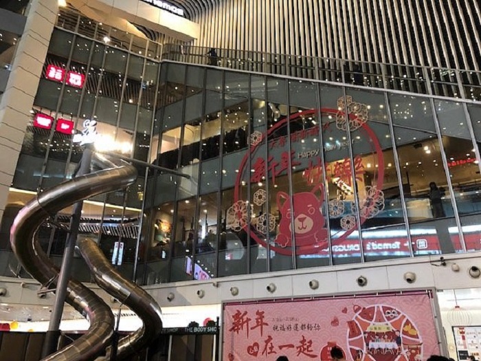 Mua sắm ở Đài Trung - Bên trong trung tâm Taroko Mall.