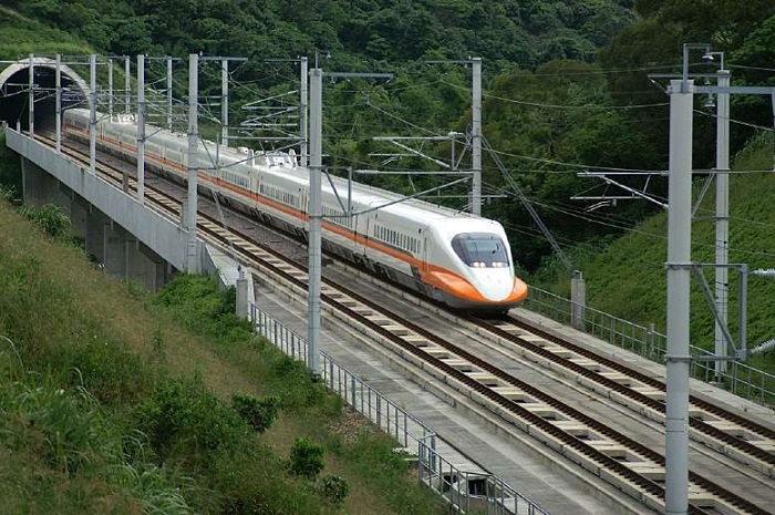 Đường sắt cao tốc đạt tốc độ 300km/h đưa bạn di chuyển với thời gian nhanh chóng - Cách đi lại ở Đài Trung