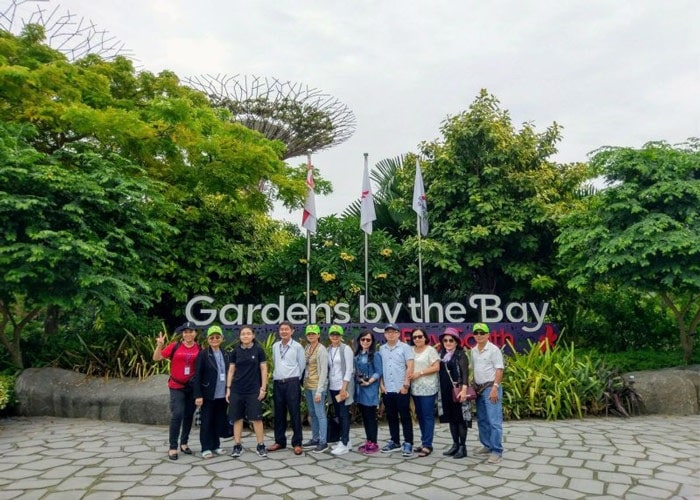 Du khách lưu lại kỷ niệm trong chuyến du lịch đến Gardens by the Bay 