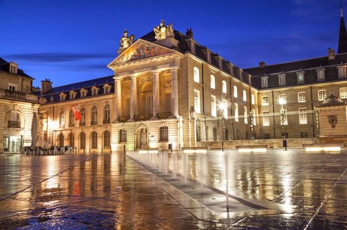Cung điện của công tước Burgundy là địa điểm du lịch Pháp được nhiều người nhắc đến