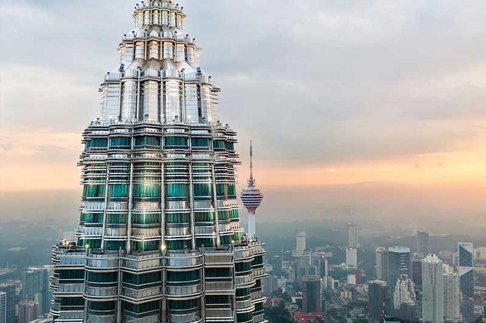 Kiến trúc xoắn ốc chạy lên tới đỉnh tòa tháp đôi Petronas