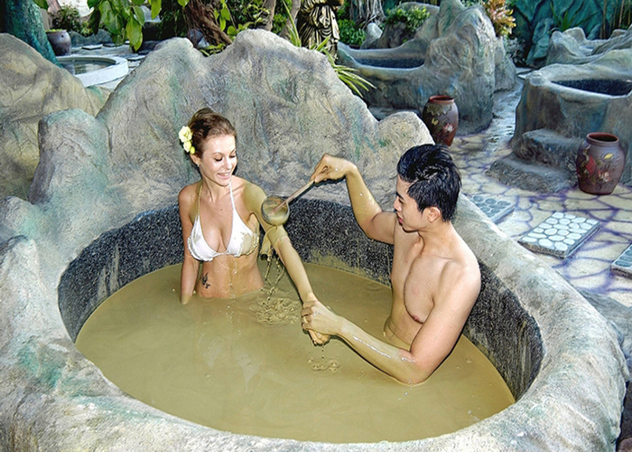 Tắm bùn trải nghiệm thú vị khi đến Nha Trang