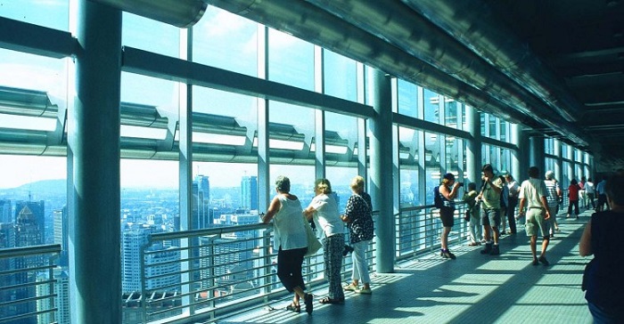 Rất nhiều du khách tới tham quan tòa tháp đôi Petronas khi có cơ hội du lịch Malaysia