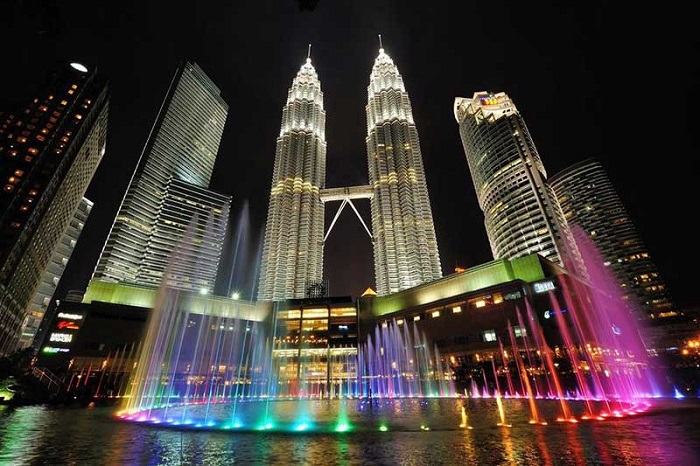 Tòa tháp đôi Petronas lung linh về đêm