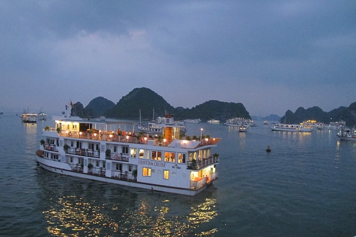 Tour du thuyền Hạ Long mang lại cho du khách nhiều trải nghiệm mới lạ