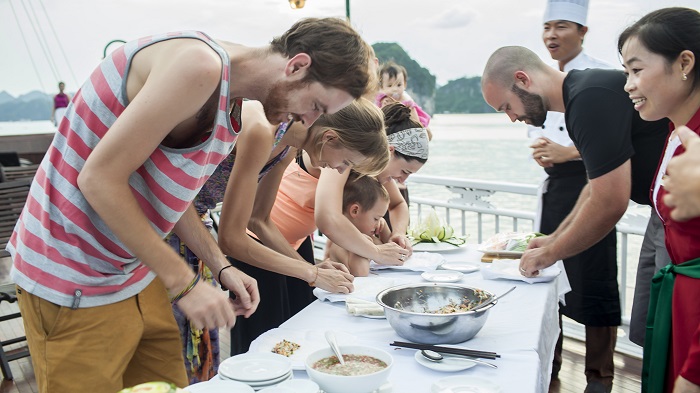 Lớp học nấu ăn trên tàu là một trải nghiệm được du khách yêu thích