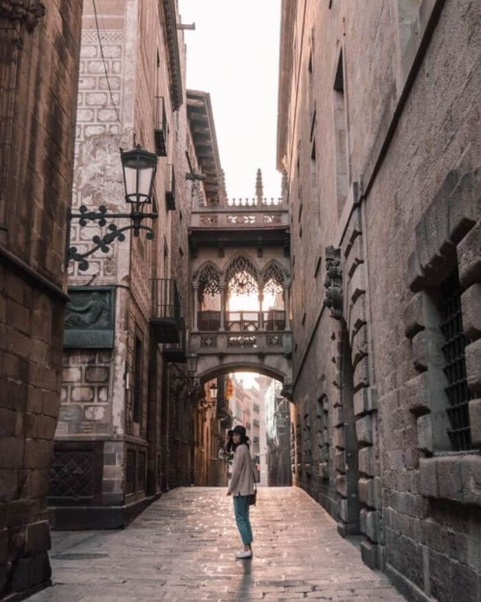 Kinh nghiệm du lịch Barcelona nhớ đến phố đi bộ Gothic Quarter