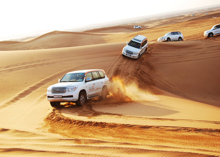 Lái xe trên những đụn cát