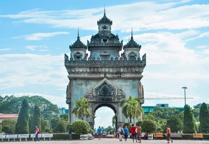 Đi tour Lào cần chuẩn bị gì với điểm đến Khải Hoàn Môn