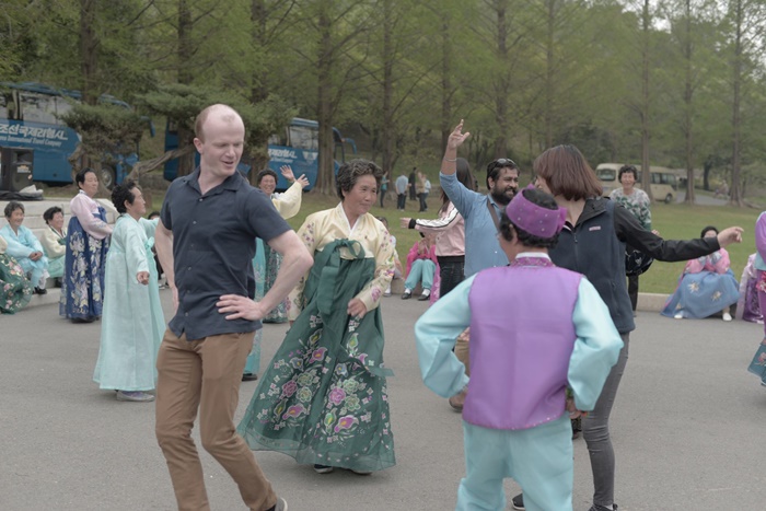 Lưu ý khi đi tour Triều Tiên: tham gia nhảy cùng với người dân bản địa