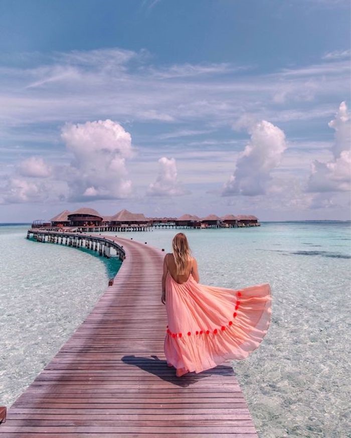 Trải nghiệm tại Maldives: đi trên cây cầu ra khu nghỉ dưỡng giữa biển