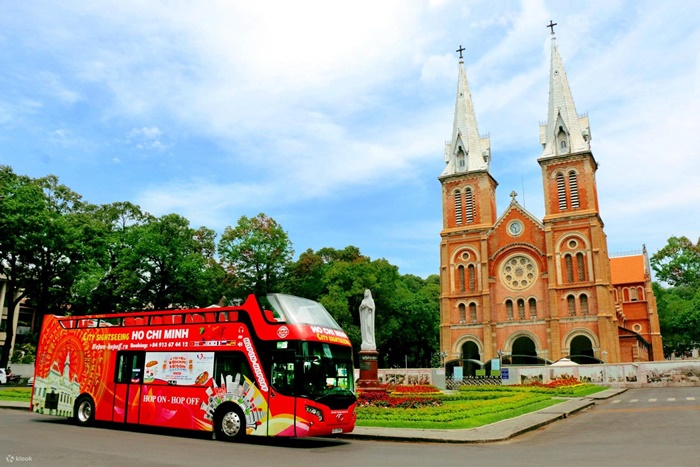 Xe buýt 2 tầng city tour Sài Gòn đi qua nhà thờ Đức Bà