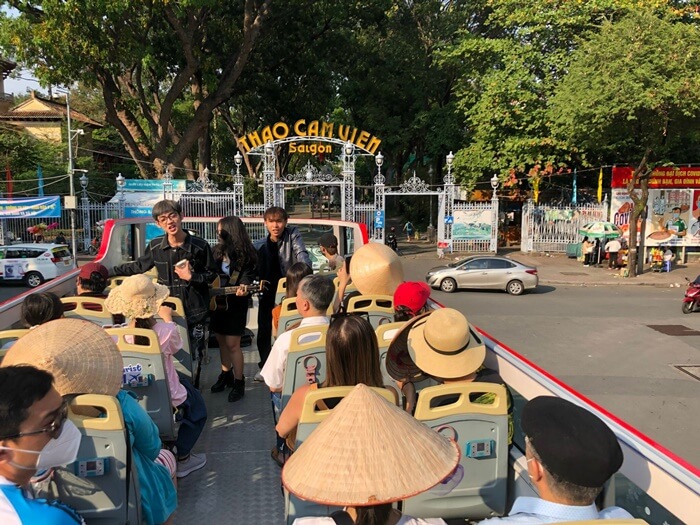 Xe buýt 2 tầng city tour Sài Gòn đi qua Thảo Cầm Viên