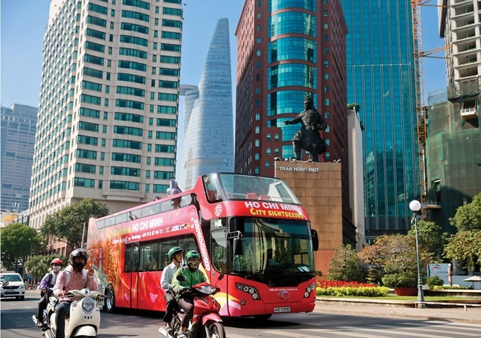 Xe buýt 2 tầng city tour Sài Gòn đi qua tượng đài Trần Hưng Đạo