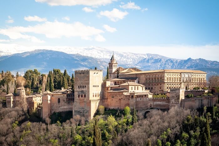 Lý do nên đi tour Tây Ban Nha hấp dẫn du khách bởi kiến trúc độc đáo của lâu đài Alhambra